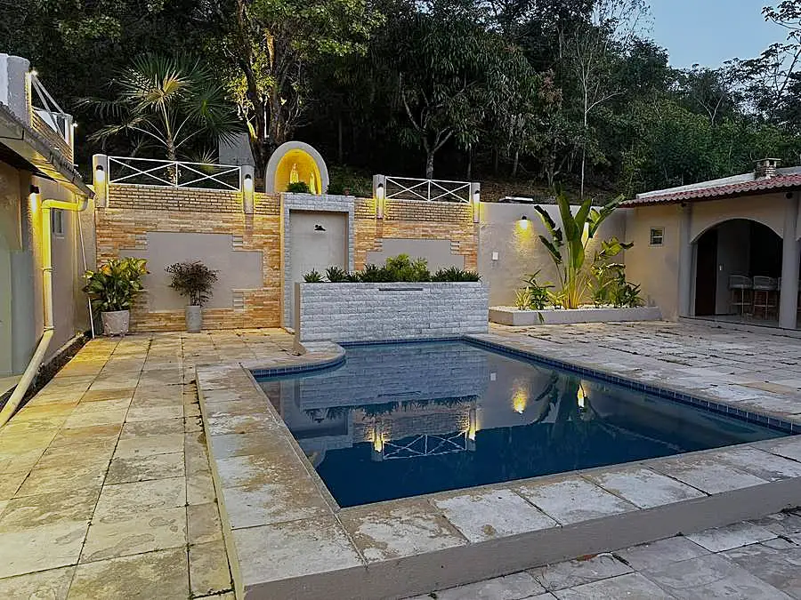 A mesma piscina quando a luz acende